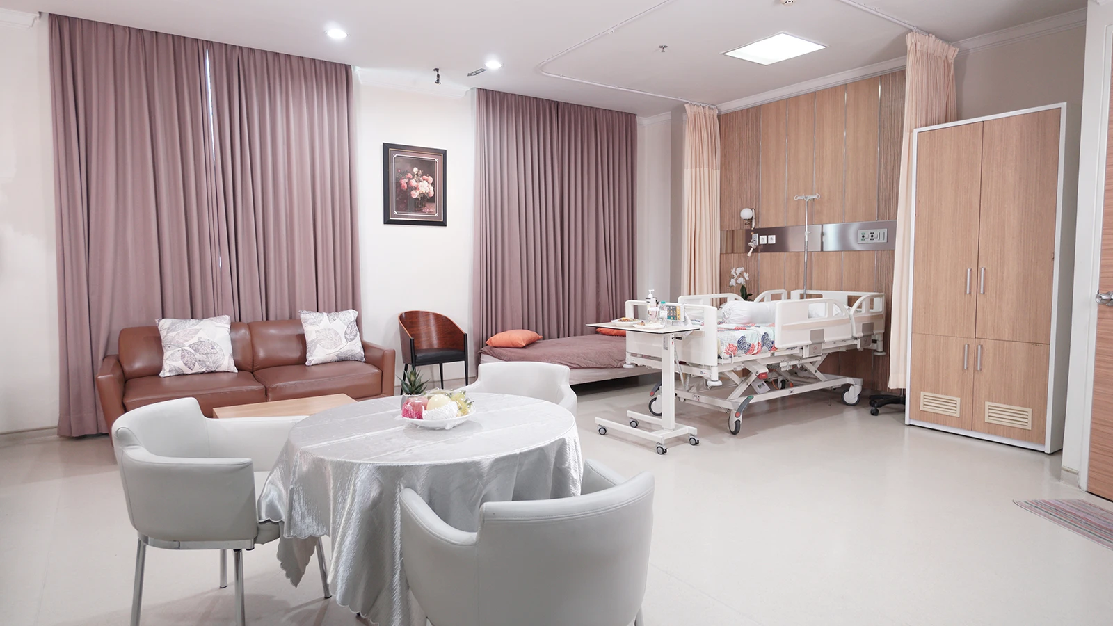 kamar rawat inap mewah Ruang Alamanda di rumah sakit Persada Hospital Malang