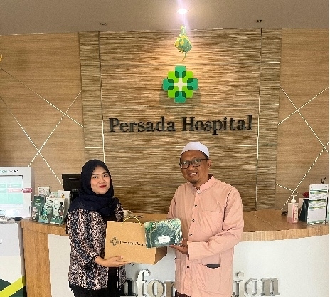 Pemberian Parcel Lebaran kepada Warga Sekitar